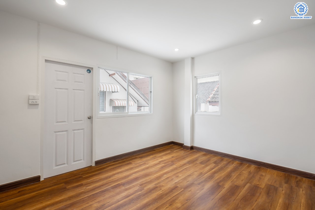 บ้านมือสองตกแต่งใหม่ ม.สินวงศ์ ดอนเมือง บ้านเดี่ยว เนื้อที่ 50 ตร.ว. ฟังก์ชัน 3 ห้องนอน 2 ห้องน้ำ จอดรถได้ 2 คัน บนทำเลดีที่สุด ใกล้สนามบินดอนเมือง ทางด่วน "ศรีสมาน" และรถไฟฟ้าสายสีแดง "สถานีดอนเมือง"